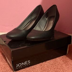 Jones New York Black Women's Classic Closed-Toe Heels